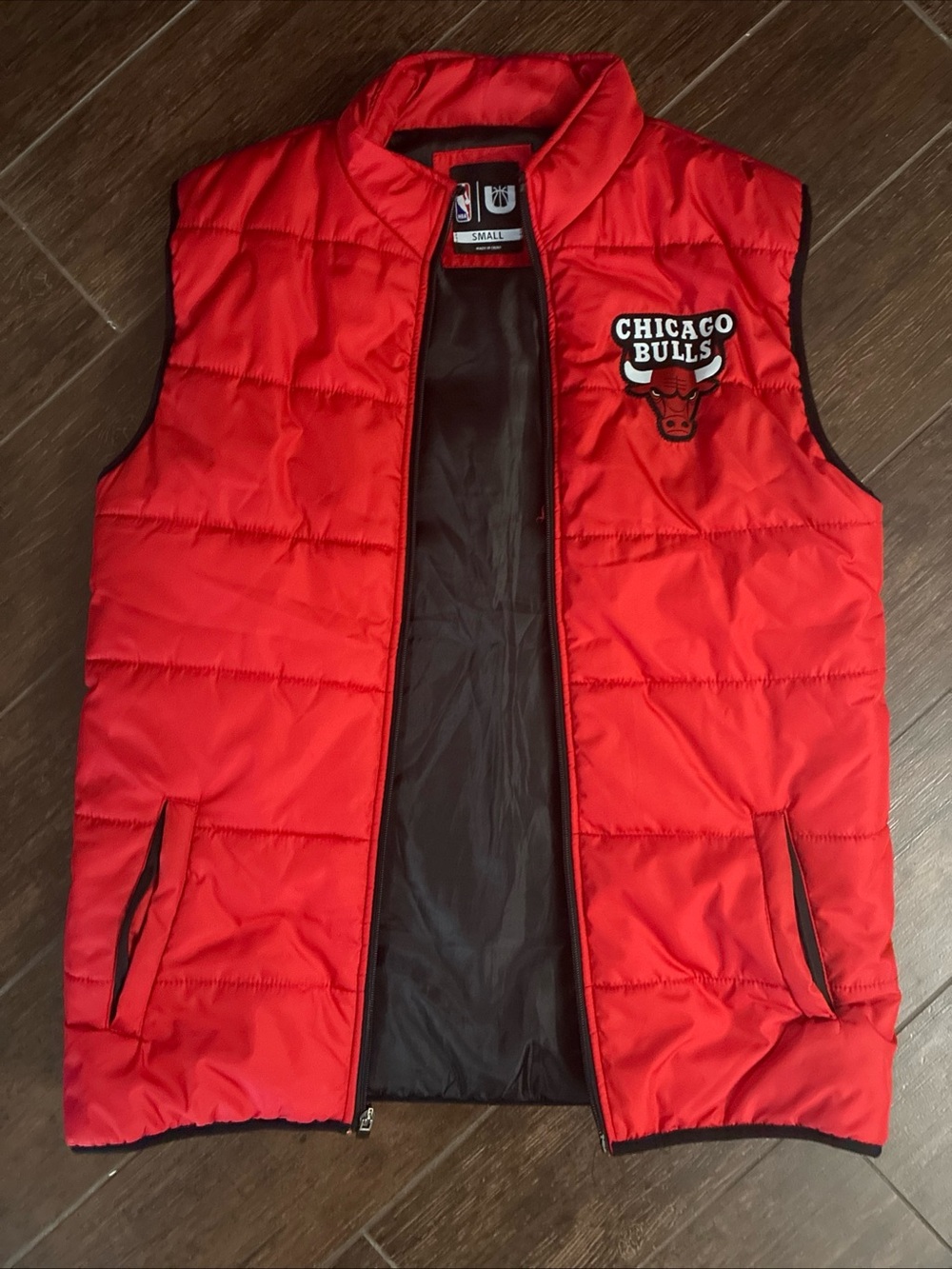 NWOT UNK Chicago Bulls Red Puffer Quilted Vest. Men’s size small. Y2K